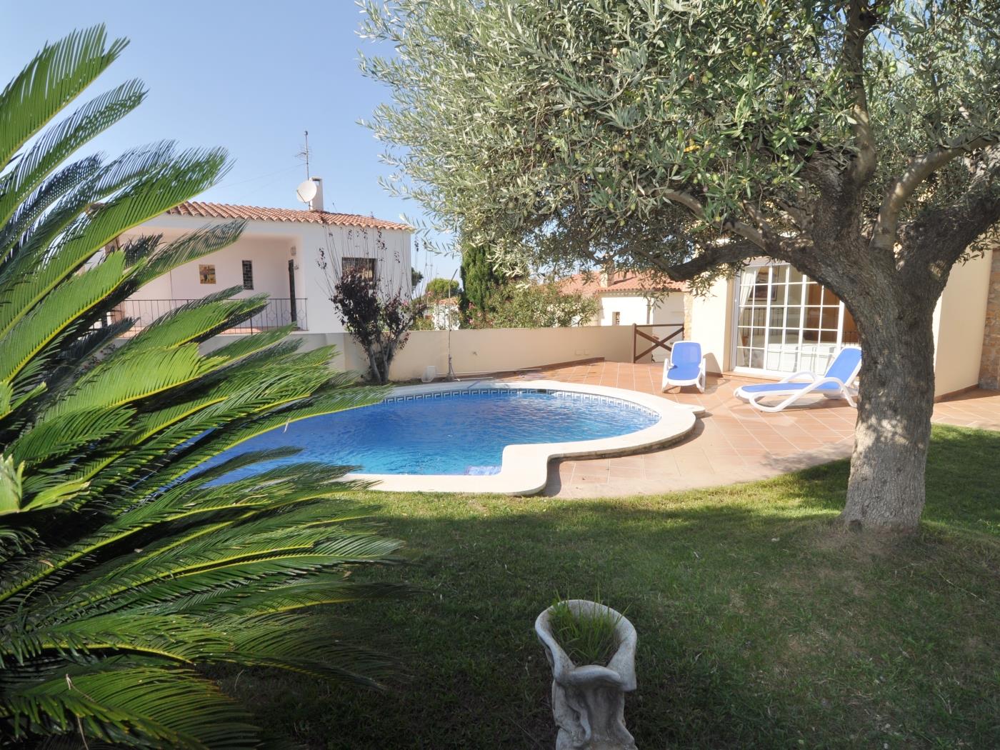 Maison spacieuse et agréable, rez de chaussée avec jardin et piscine privée à l'Escala