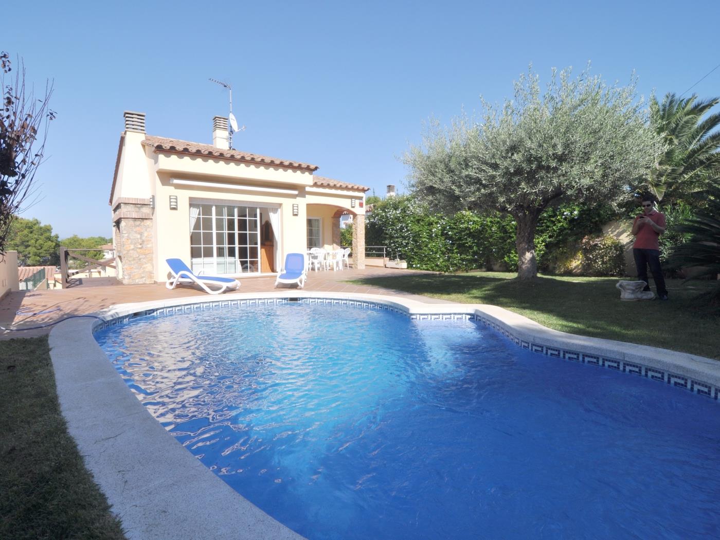 Nice spacious house, ground floor with garden and private pool in l'Escala