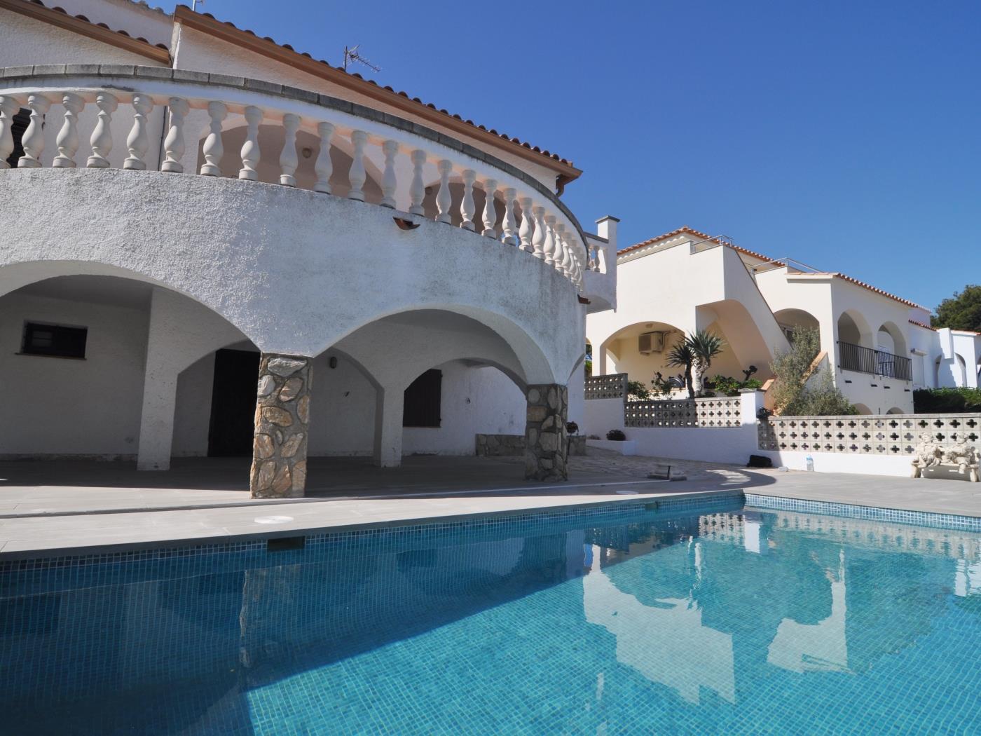 Casa muy amplia con gran terraza y piscina privada en l'Escala