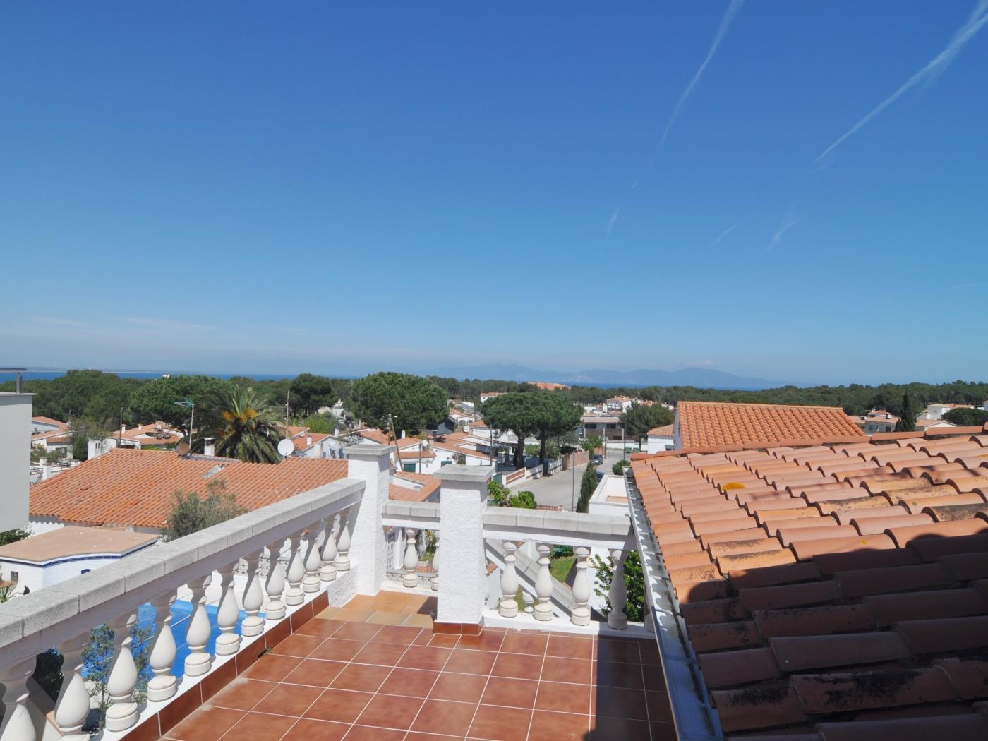 Casa muy amplia con gran terraza y piscina privada en l'Escala