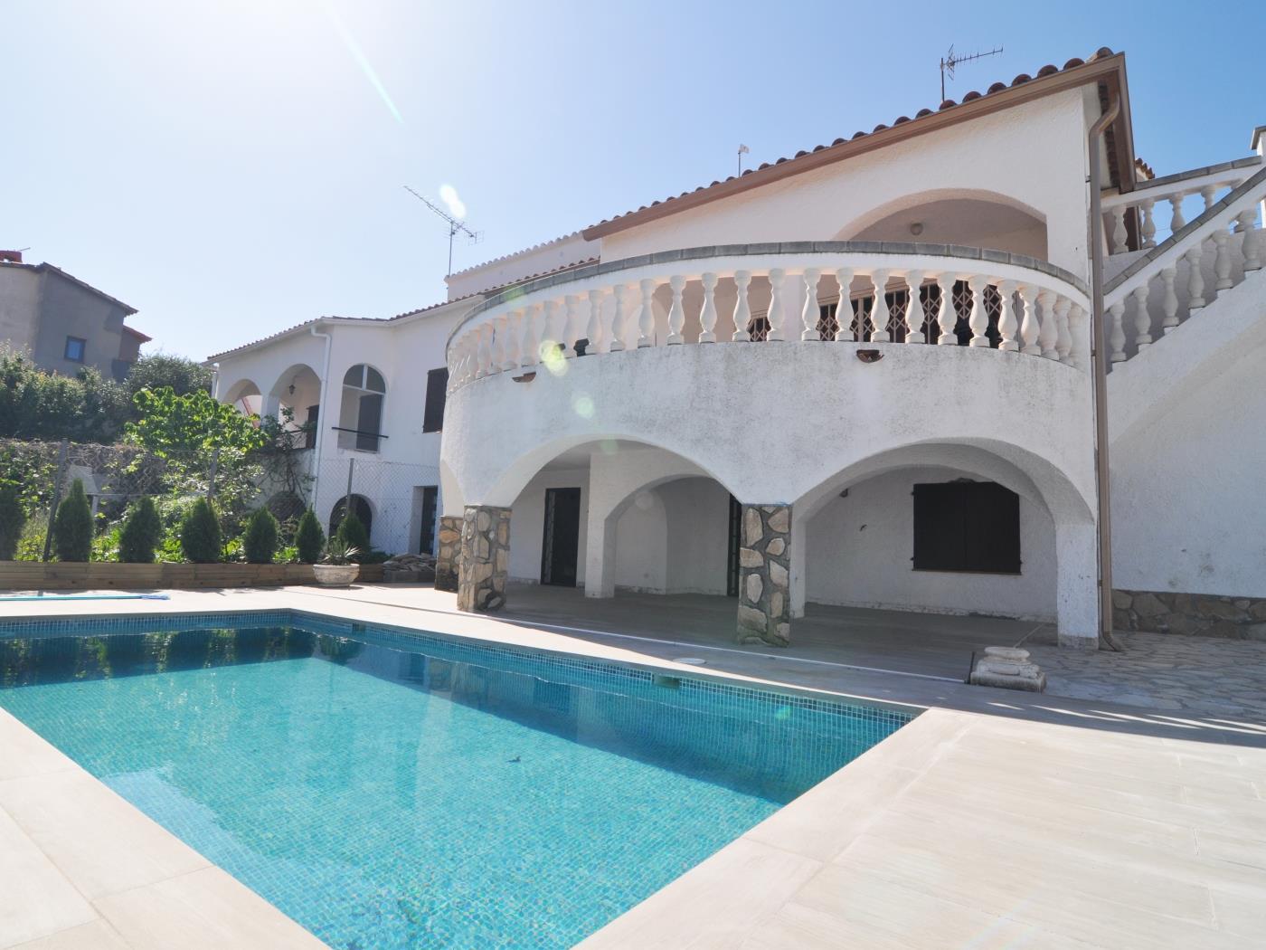 Casa muy amplia con gran terraza y piscina privada en l'Escala