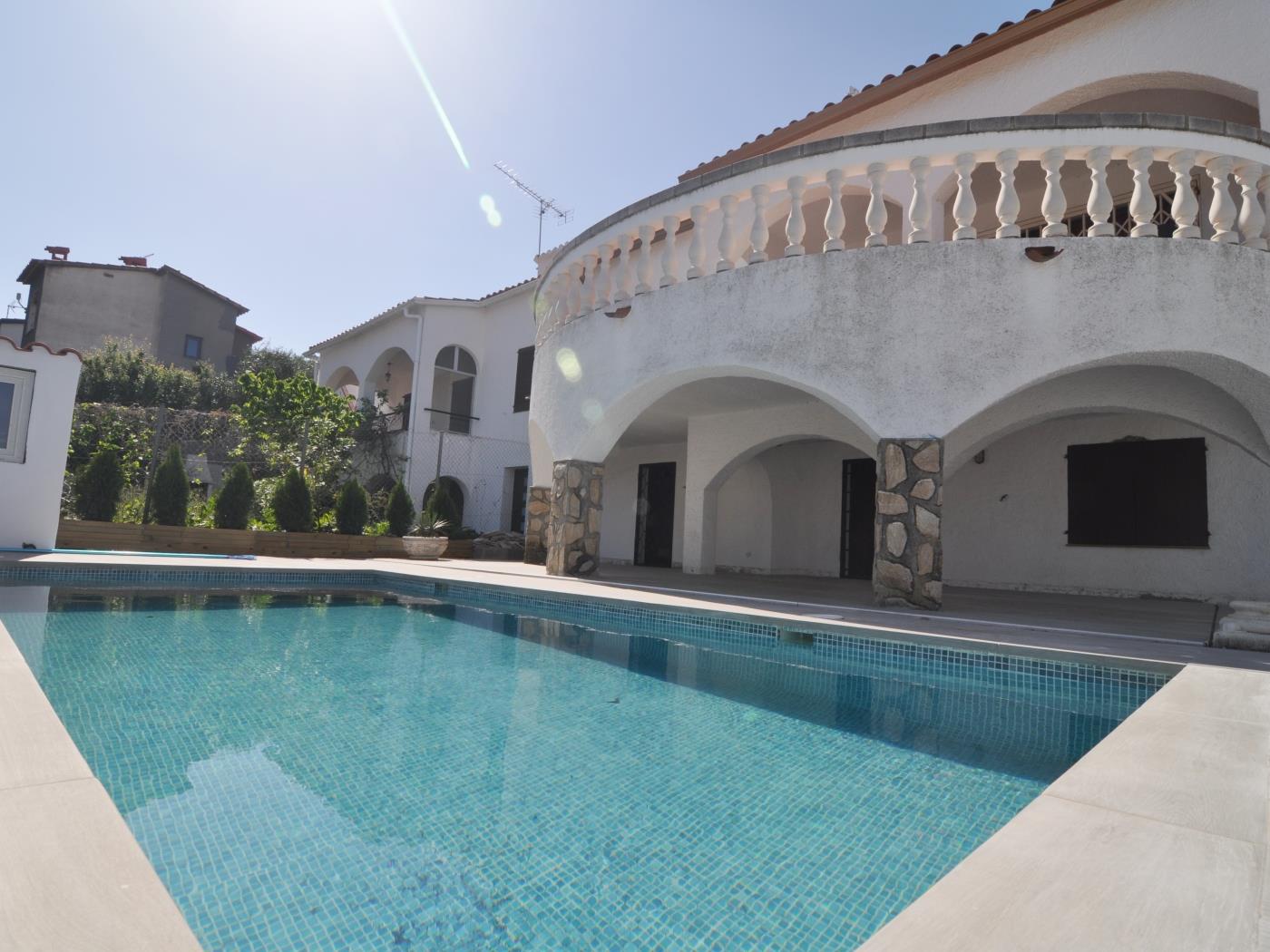 Casa muy amplia con gran terraza y piscina privada en l'Escala