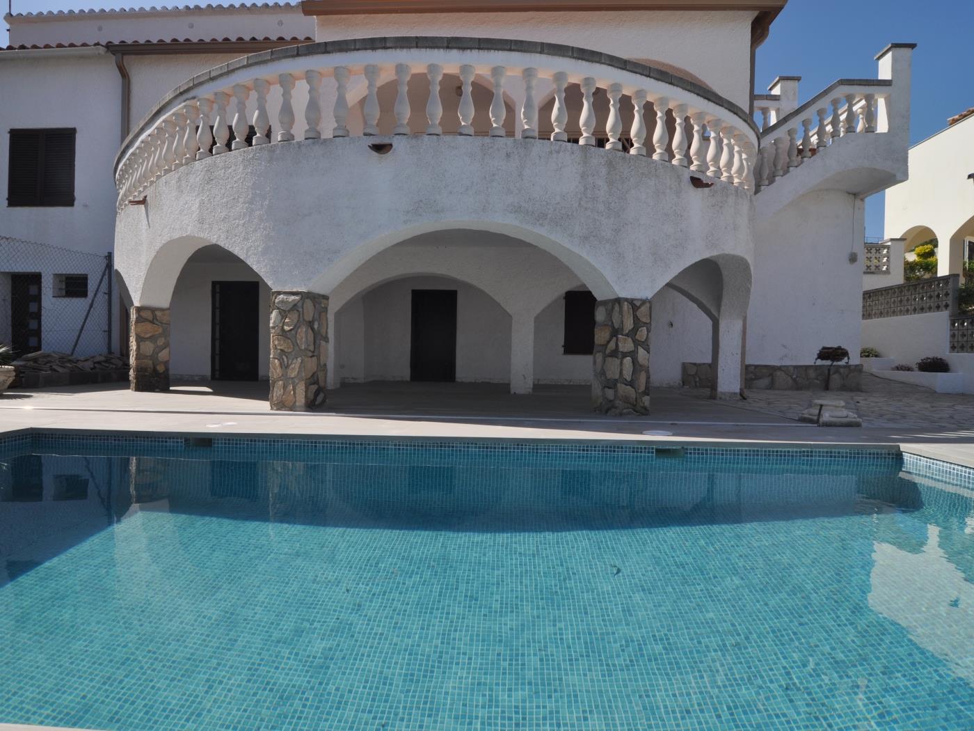 Casa muy amplia con gran terraza y piscina privada en l'Escala