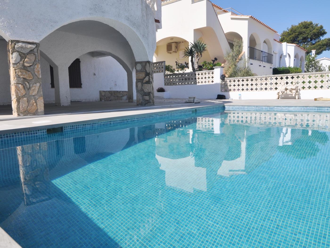 Casa muy amplia con gran terraza y piscina privada en l'Escala