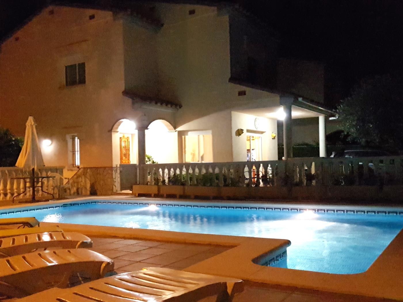 Bonica casa amb piscina privada,Barbacoa i wifi a l'Escala