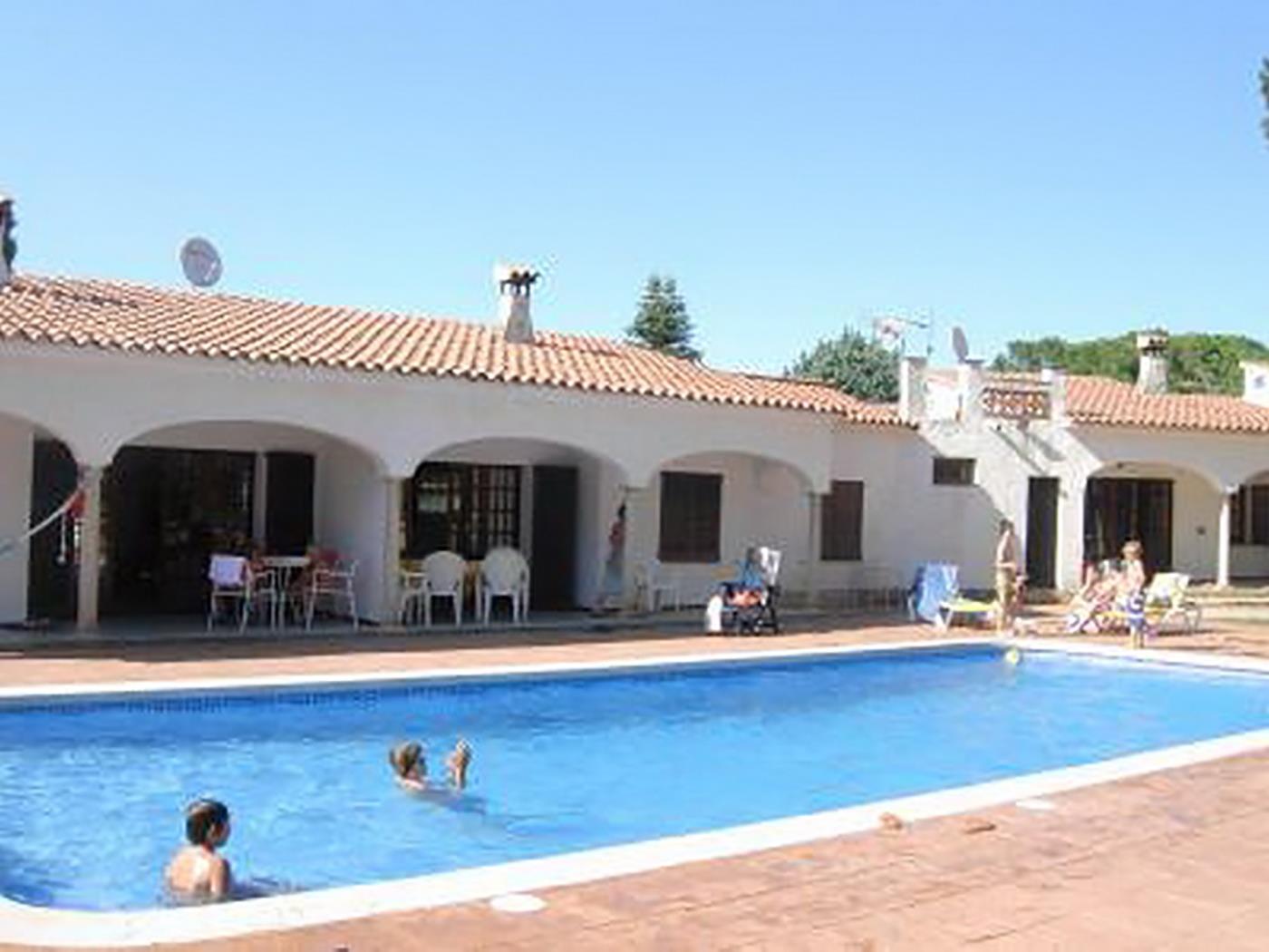 FRANCIAC: Acollidora casa amb una gran piscina comunitària i jardí a l'Escala