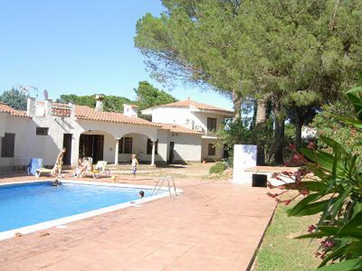 FRANCIAC: Acollidora casa amb una gran piscina comunitària i jardí a l'Escala