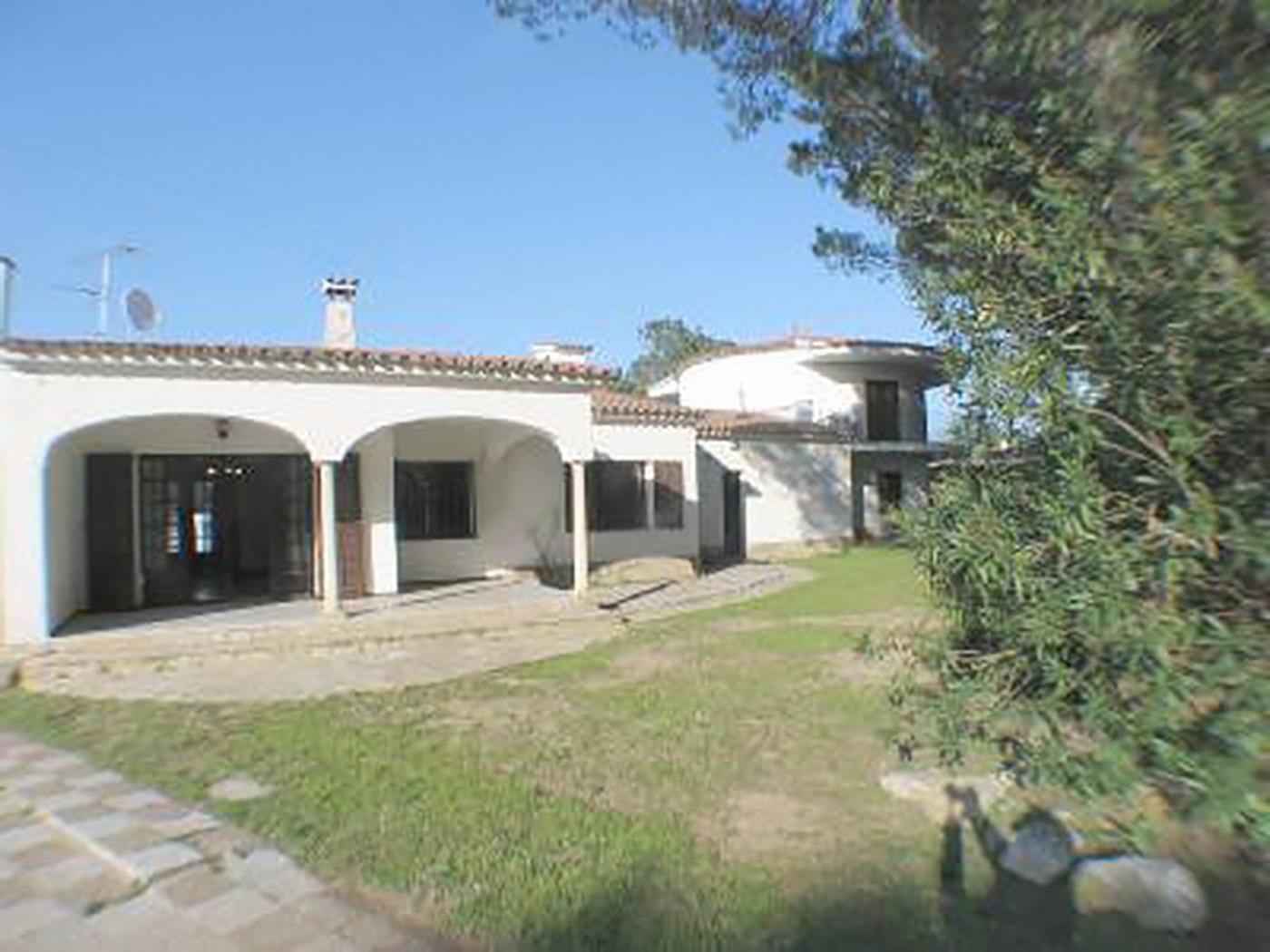 FRANCIAC: Acollidora casa amb una gran piscina comunitària i jardí a l'Escala