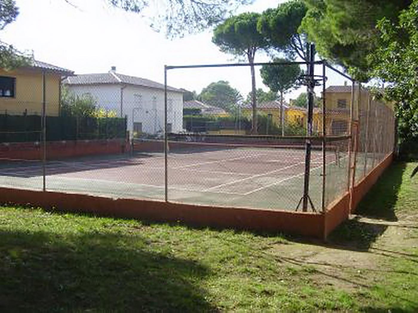 FRANCIAC: Acollidora casa amb una gran piscina comunitària i jardí a l'Escala