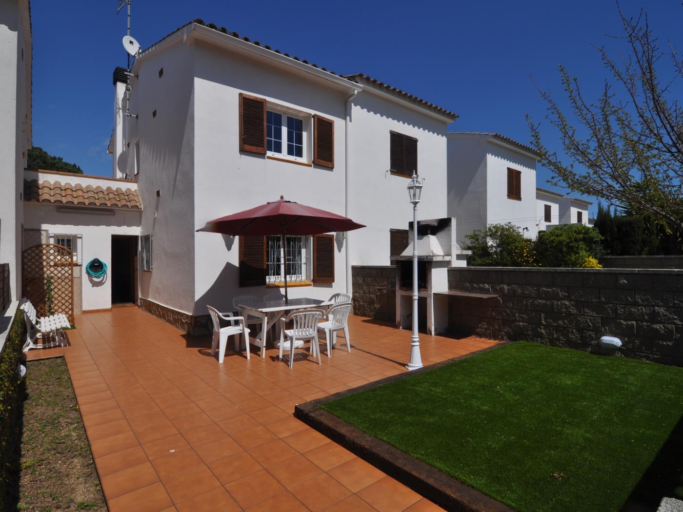 Casa con piscina comunitaria, Barbacoa, tenis a 500 metros de la playa en l'Escala