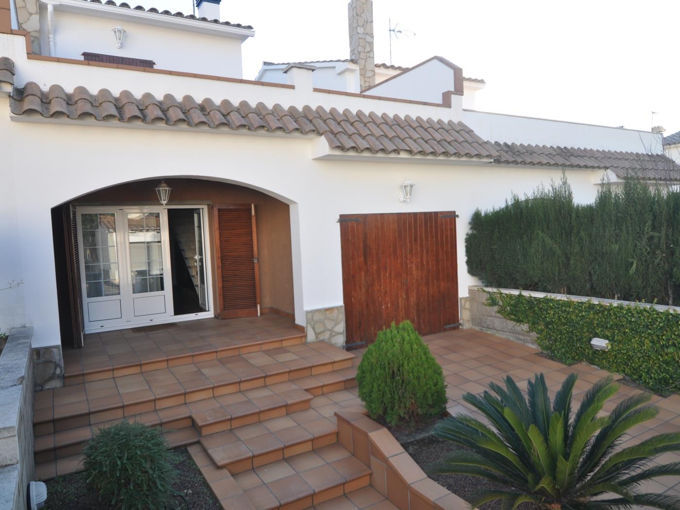 Casa con piscina comunitaria, Barbacoa, tenis a 500 metros de la playa en l'Escala