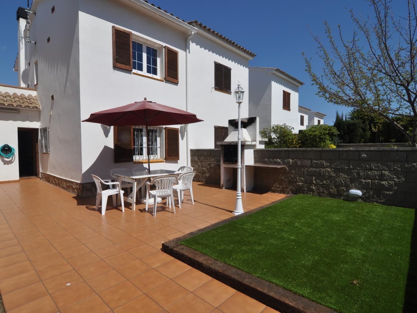 Casa con piscina comunitaria, Barbacoa, tenis a 500 metros de la playa en l'Escala