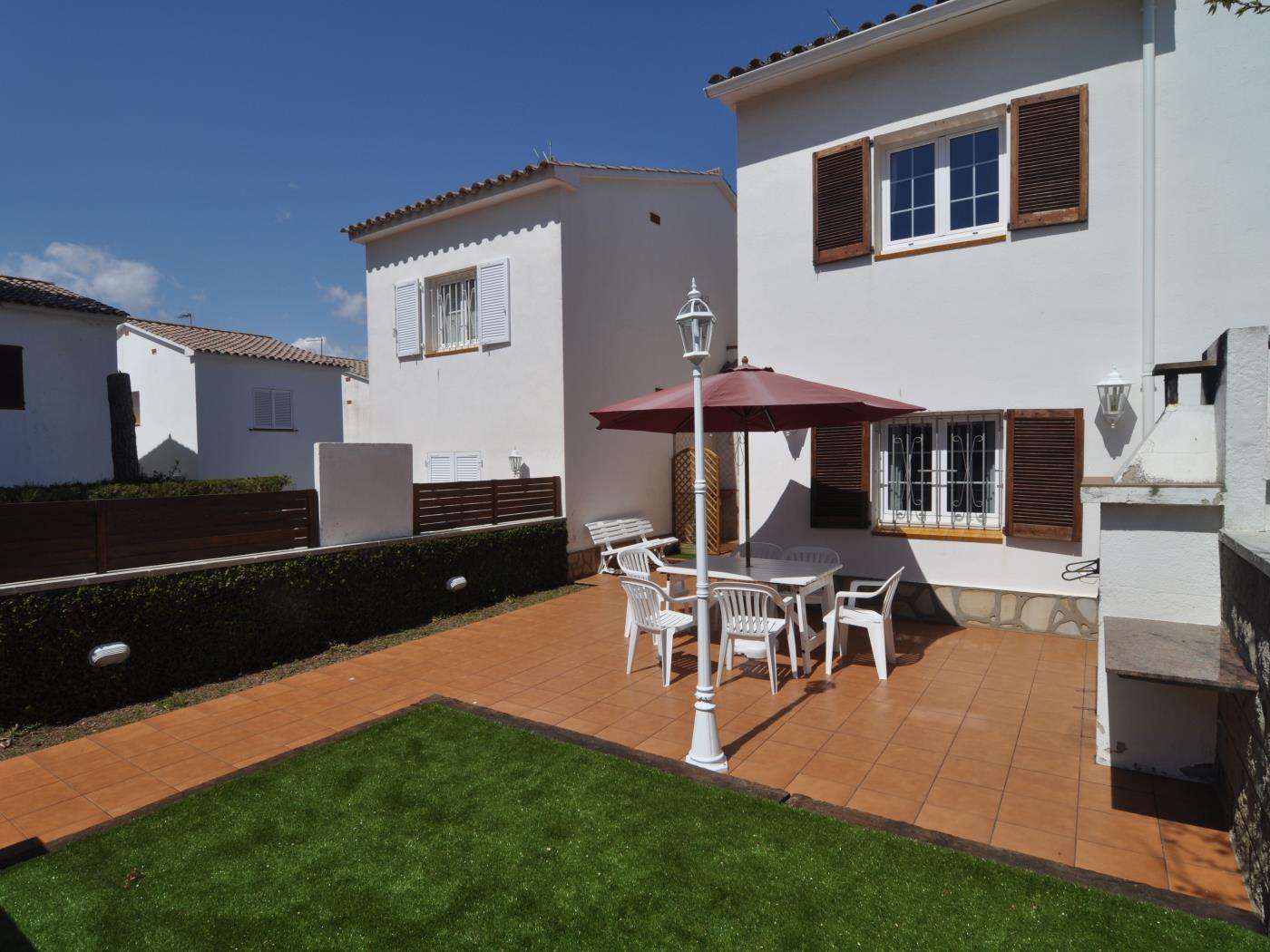 Casa con piscina comunitaria, Barbacoa, tenis a 500 metros de la playa en l'Escala