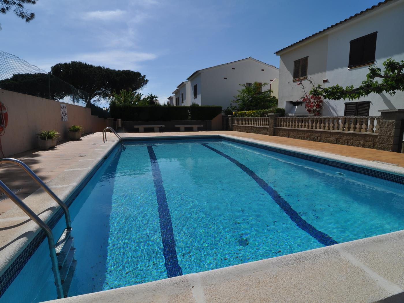 Casa con piscina comunitaria, Barbacoa, tenis a 500 metros de la playa en l'Escala