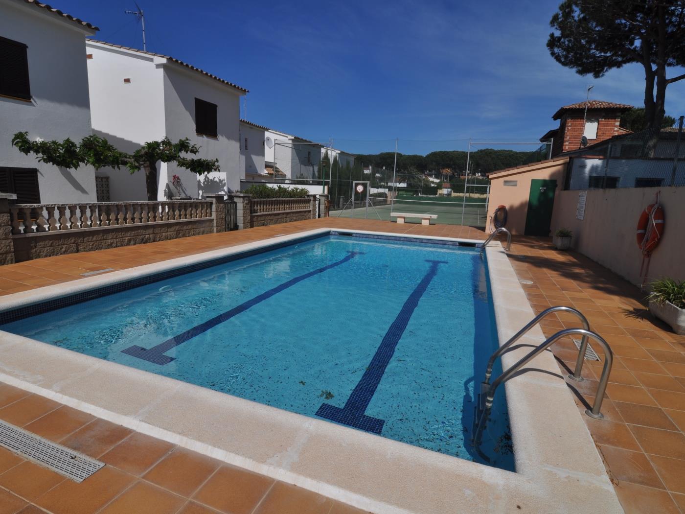 Casa con piscina comunitaria, Barbacoa, tenis a 500 metros de la playa en l'Escala