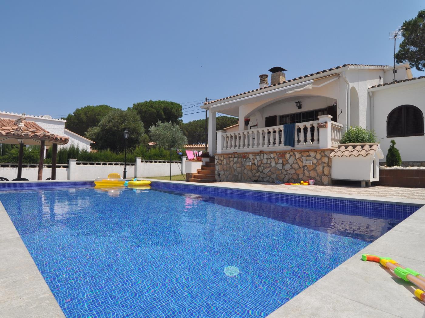 Pirineu: Casa en una zona tranquila con un gran jardín y piscina privada en l'Escala