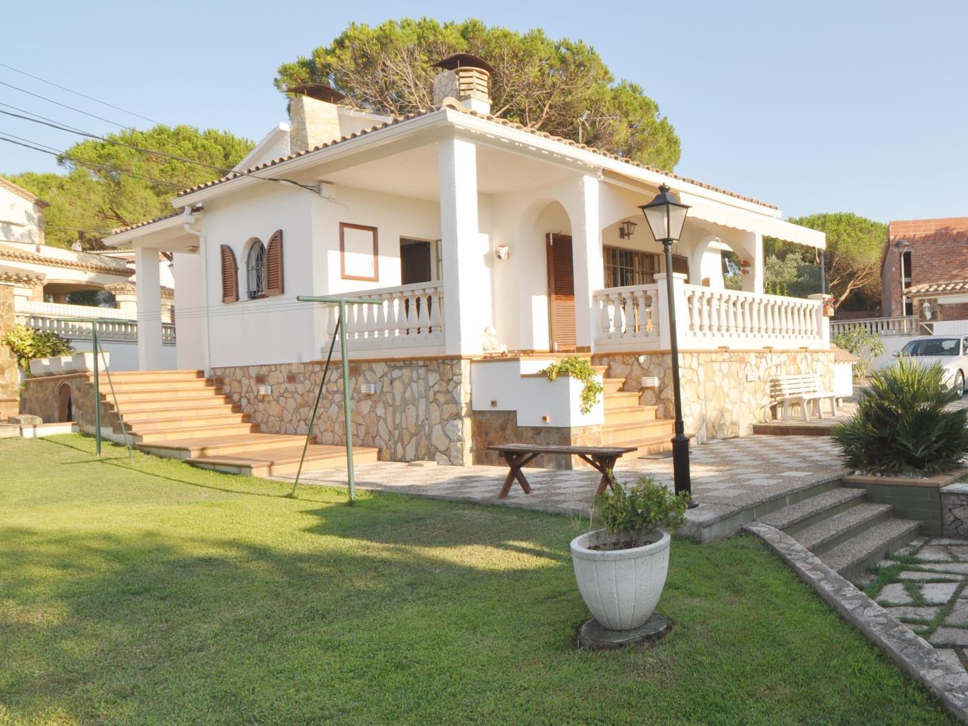 Pirineu: Casa en una zona tranquila con un gran jardín y piscina privada en l'Escala