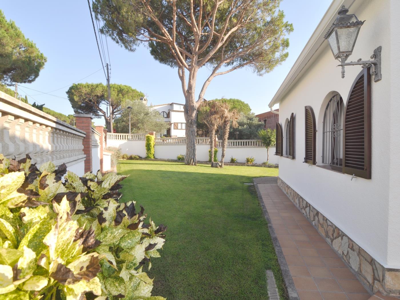 Pirineu: Casa en una zona tranquila con un gran jardín y piscina privada en l'Escala