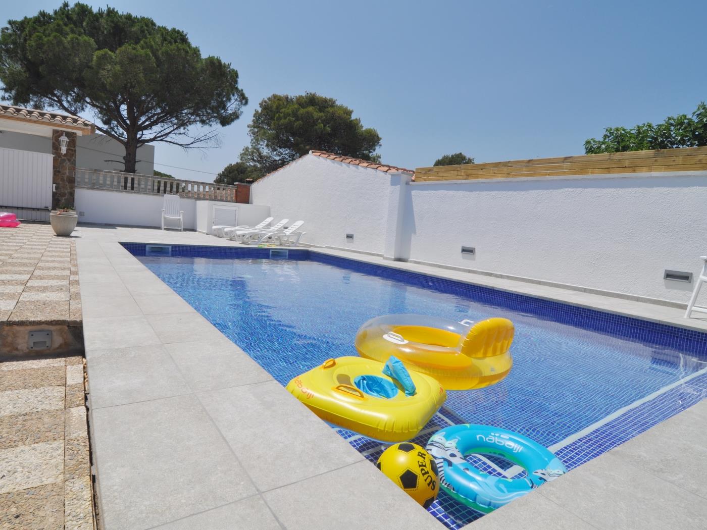 Pirineu: Casa en una zona tranquila con un gran jardín y piscina privada en l'Escala