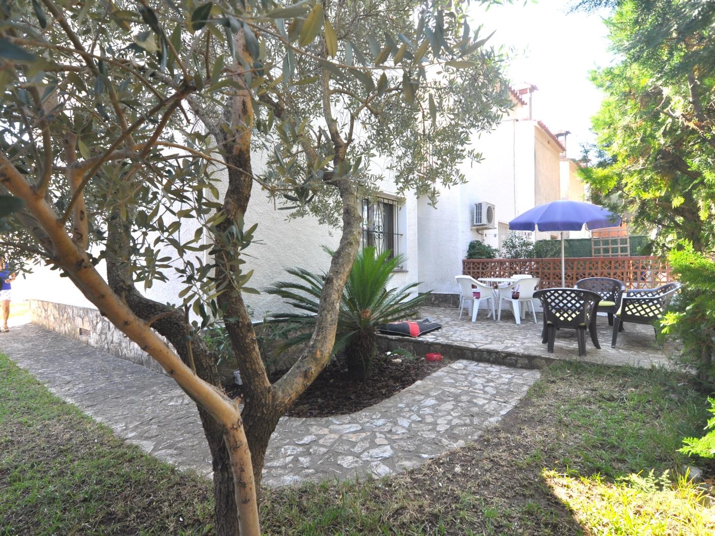 HOUSE WITH GARDEN AND WIFI NEAR THE BEACH in l'Escala