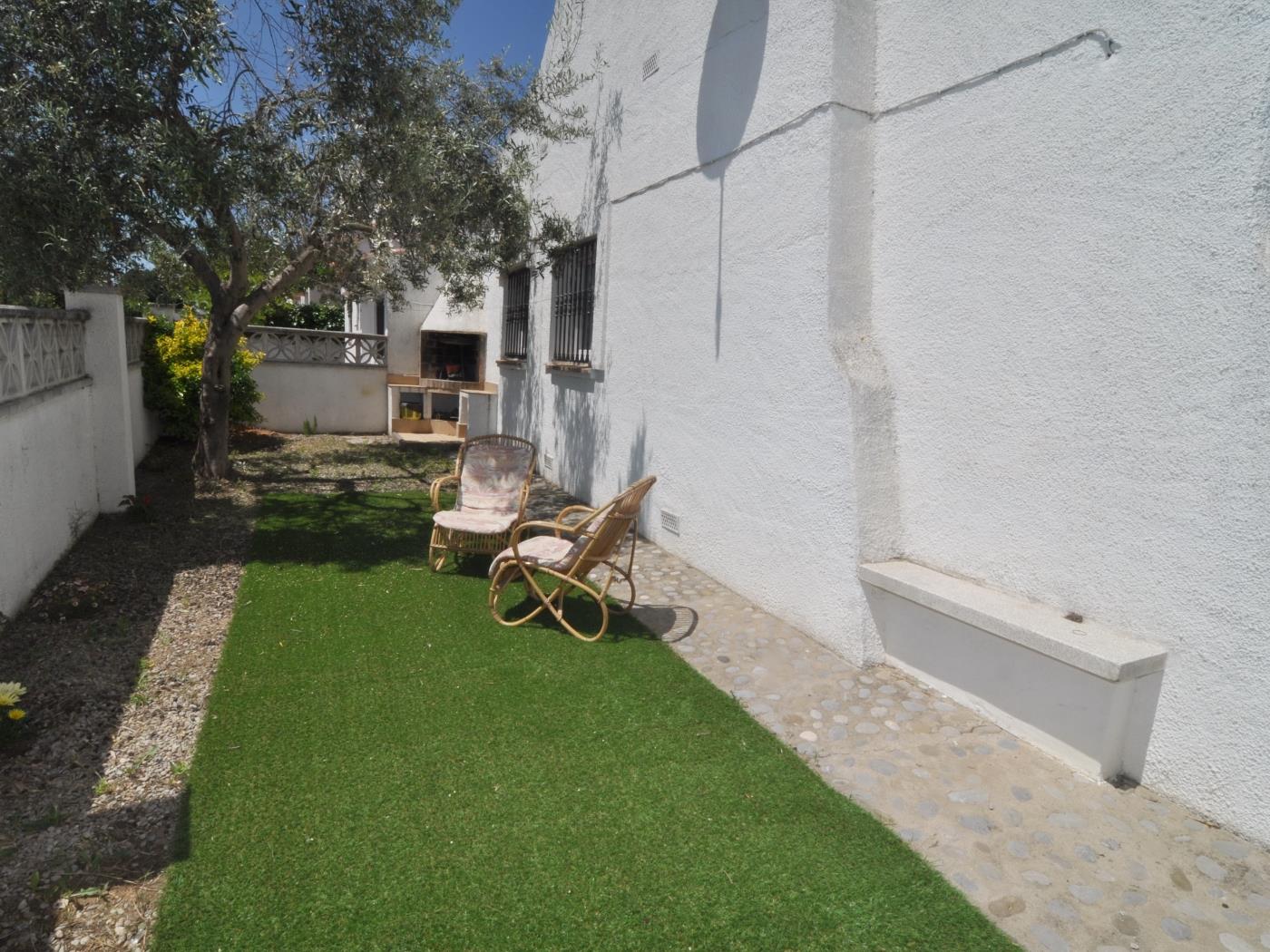 Casa de planta baja con jardín y piscina comunitaria en l'Escala