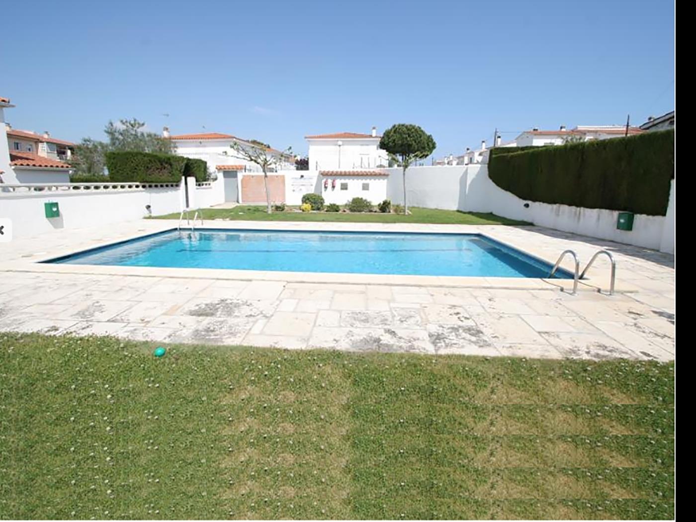 Casa de planta baja con jardín y piscina comunitaria en l'Escala