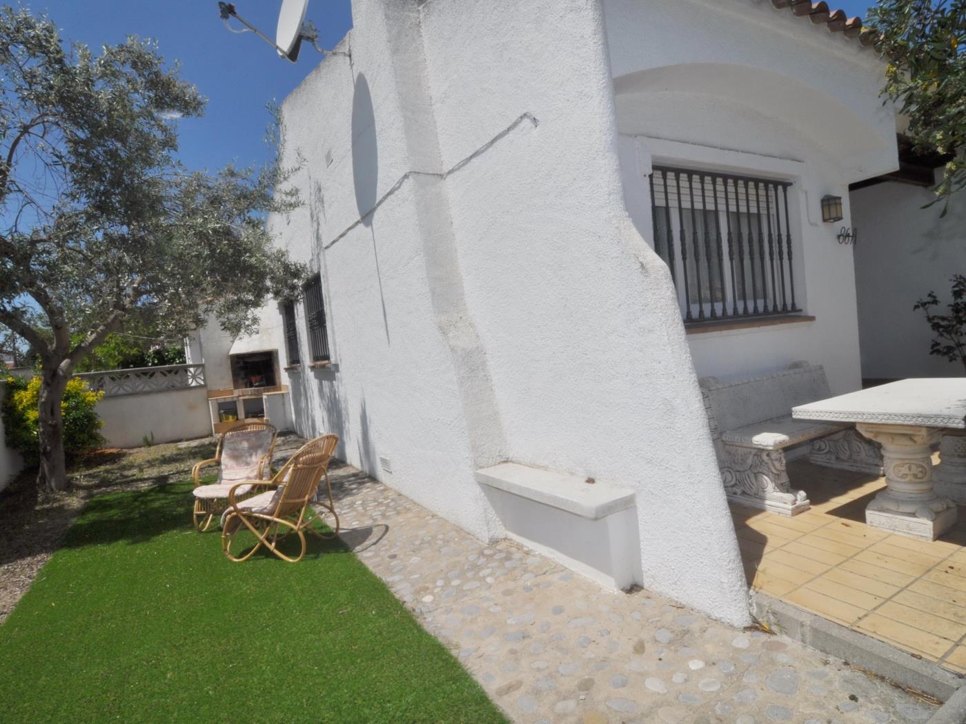 Casa de planta baja con jardín y piscina comunitaria en l'Escala