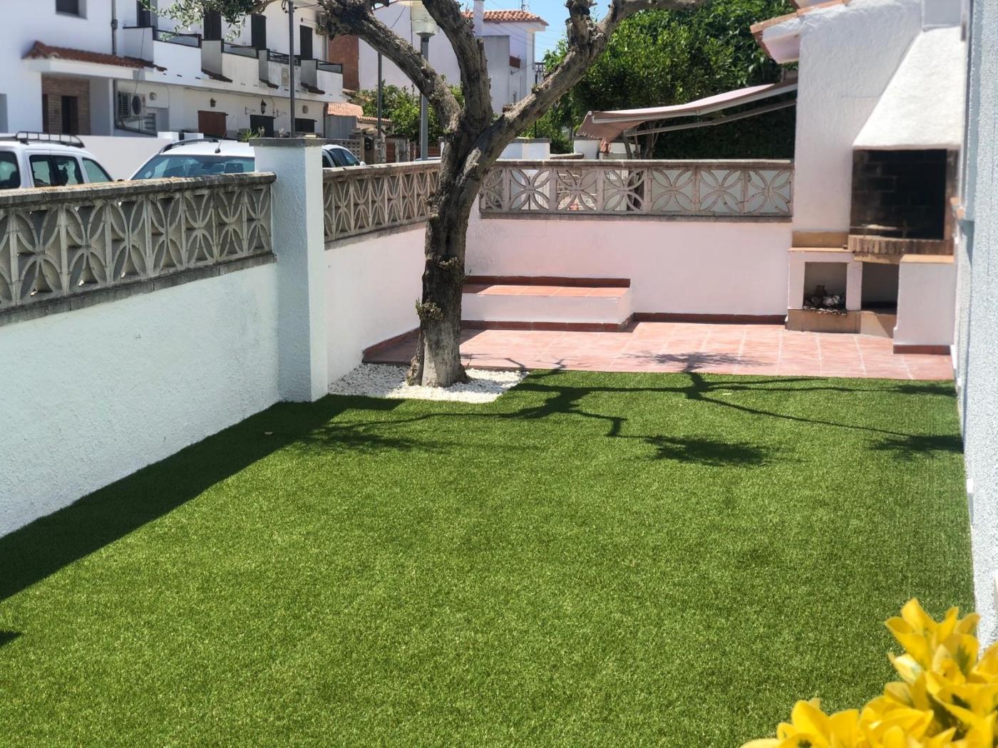 Casa de planta baja con jardín y piscina comunitaria en l'Escala