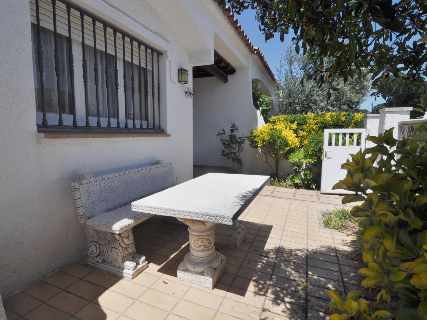 Casa de planta baja con jardín y piscina comunitaria en l'Escala