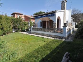 QUIET HOUSE WITH LARGE GARDEN, WIFI AND 200 METERS FROM THE BEACH