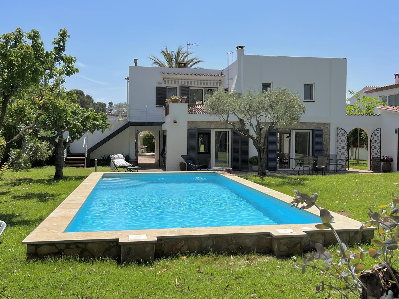 LARGE VILLA WITH GARDEN AND 2 POOLS 50 METERS FROM THE BEACH in Sant Martí d'Empúries