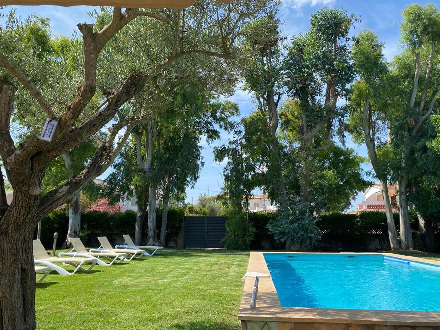 LARGE VILLA WITH GARDEN AND 2 POOLS 50 METERS FROM THE BEACH in Sant Martí d'Empúries