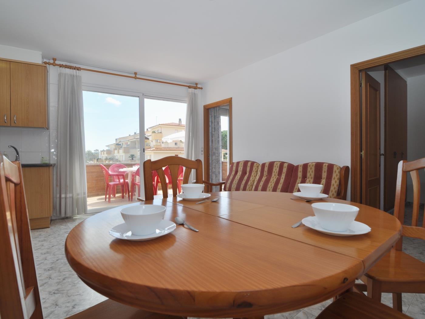 APARTMENT WITH POOL 2 MINUTES, ON FOOT, FROM THE BEACH. in l'Escala