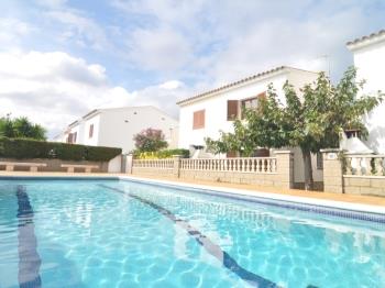 House with community pool and tennis to 500 meters from the beach