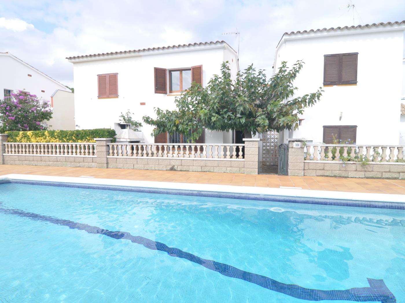 Casa piscina comunitaria y tenis a 500 metros de la playa en l'Escala