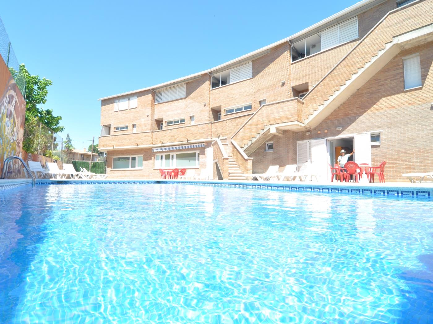 Apartamento con piscina a 2 minutos a pie de la playa en l'Escala