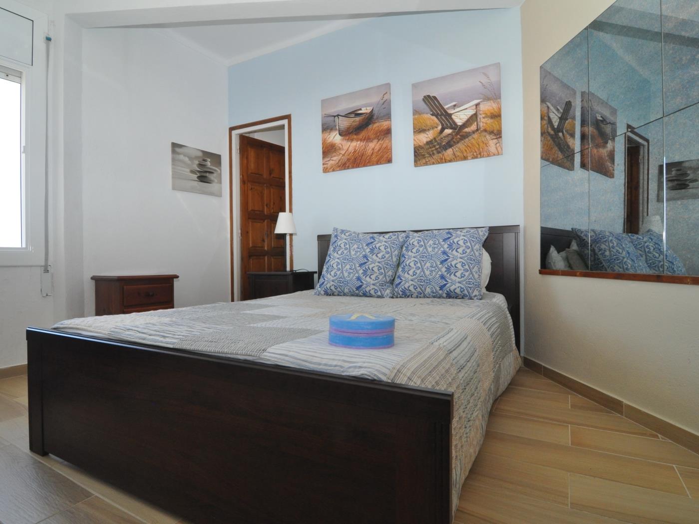 Práctico apartamento con vistas al mar, Wifi y aire acondicionado incluido en l'Escala
