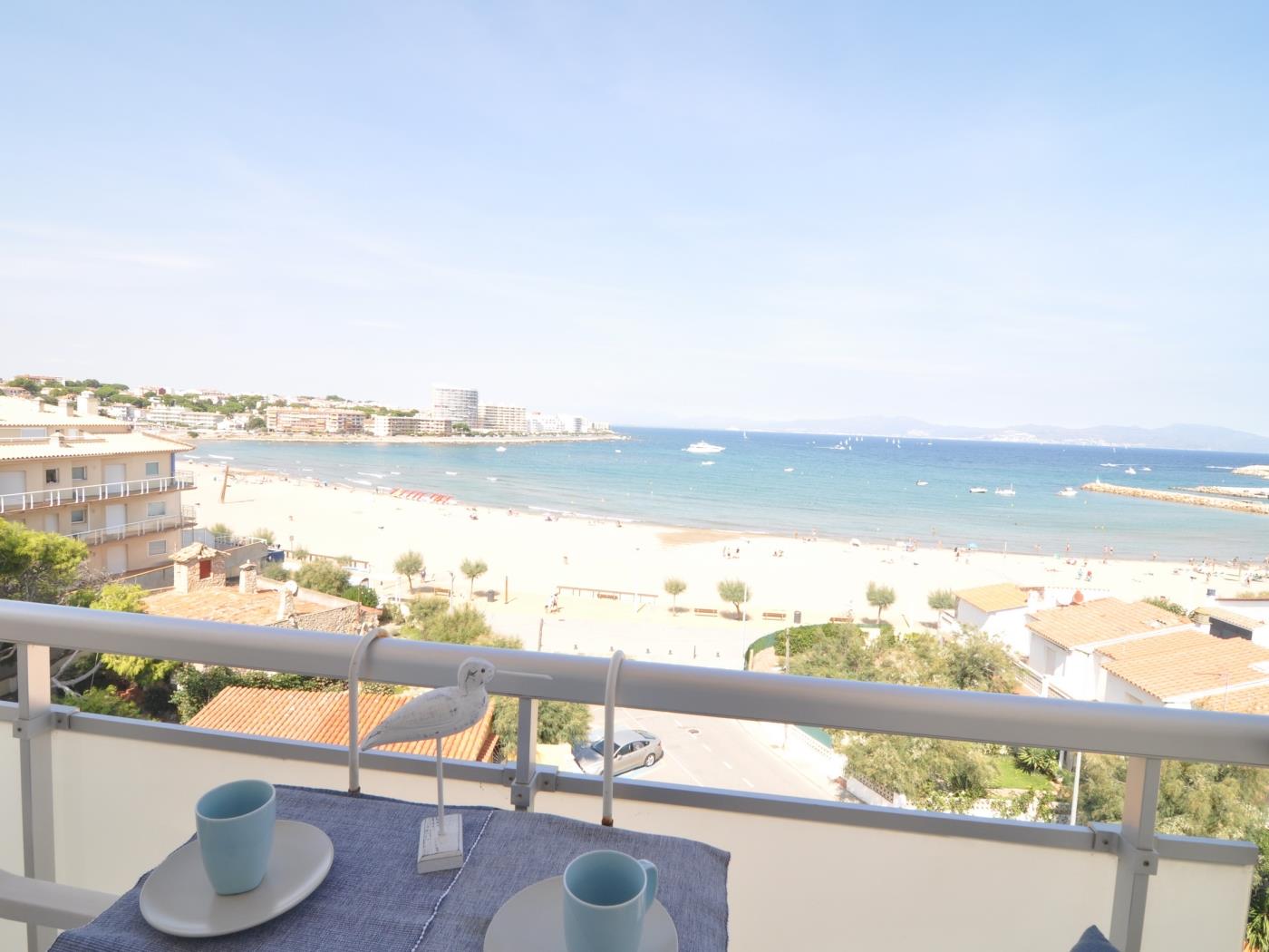 Práctico apartamento con vistas al mar, Wifi y aire acondicionado incluido en l'Escala