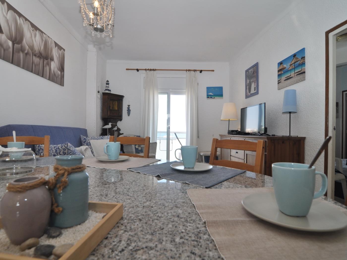 Práctico apartamento con vistas al mar, Wifi y aire acondicionado incluido en l'Escala