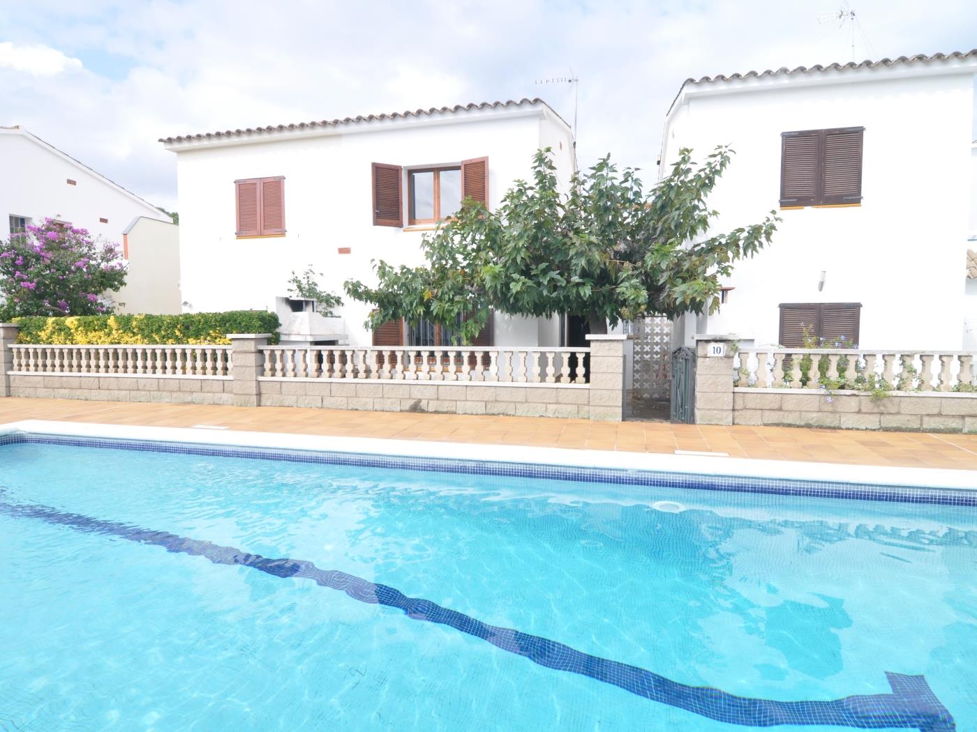 CASA CON PISCINA COMUNITARIA Y TENIS A 500 METROS DE LA PLAYA en l'Escala