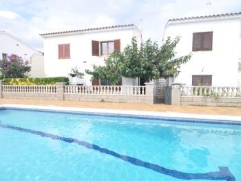 HOUSE WITH COMMUNITY POOL AND TENNIS TO 500 METERS FROM THE BEACH