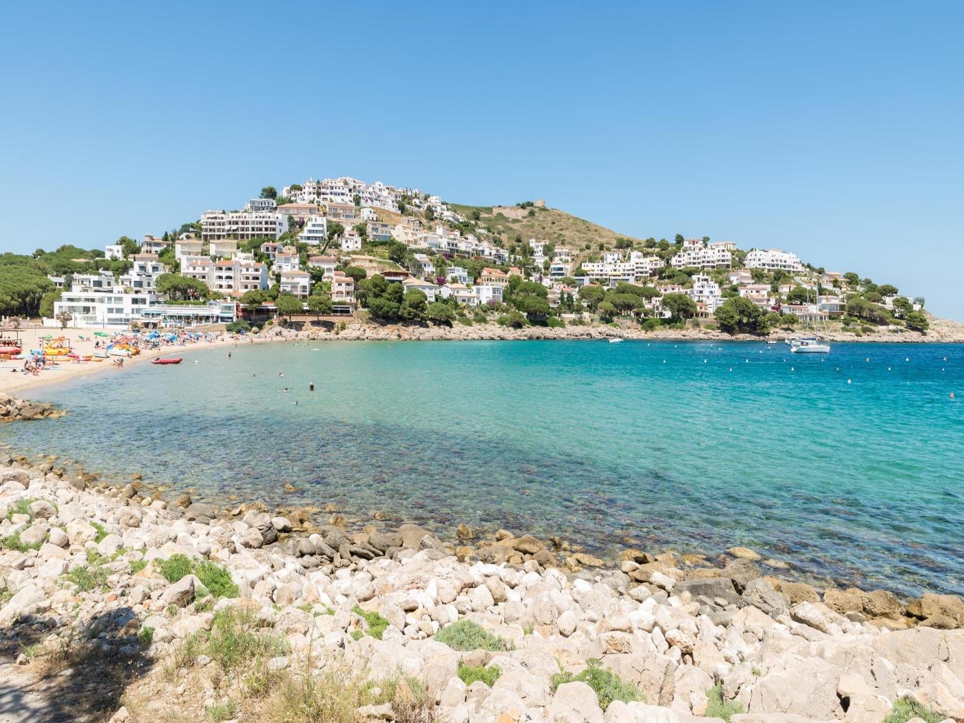 CASA CON PISCINA COMUNITARIA Y TENIS A 500 METROS DE LA PLAYA en l'Escala