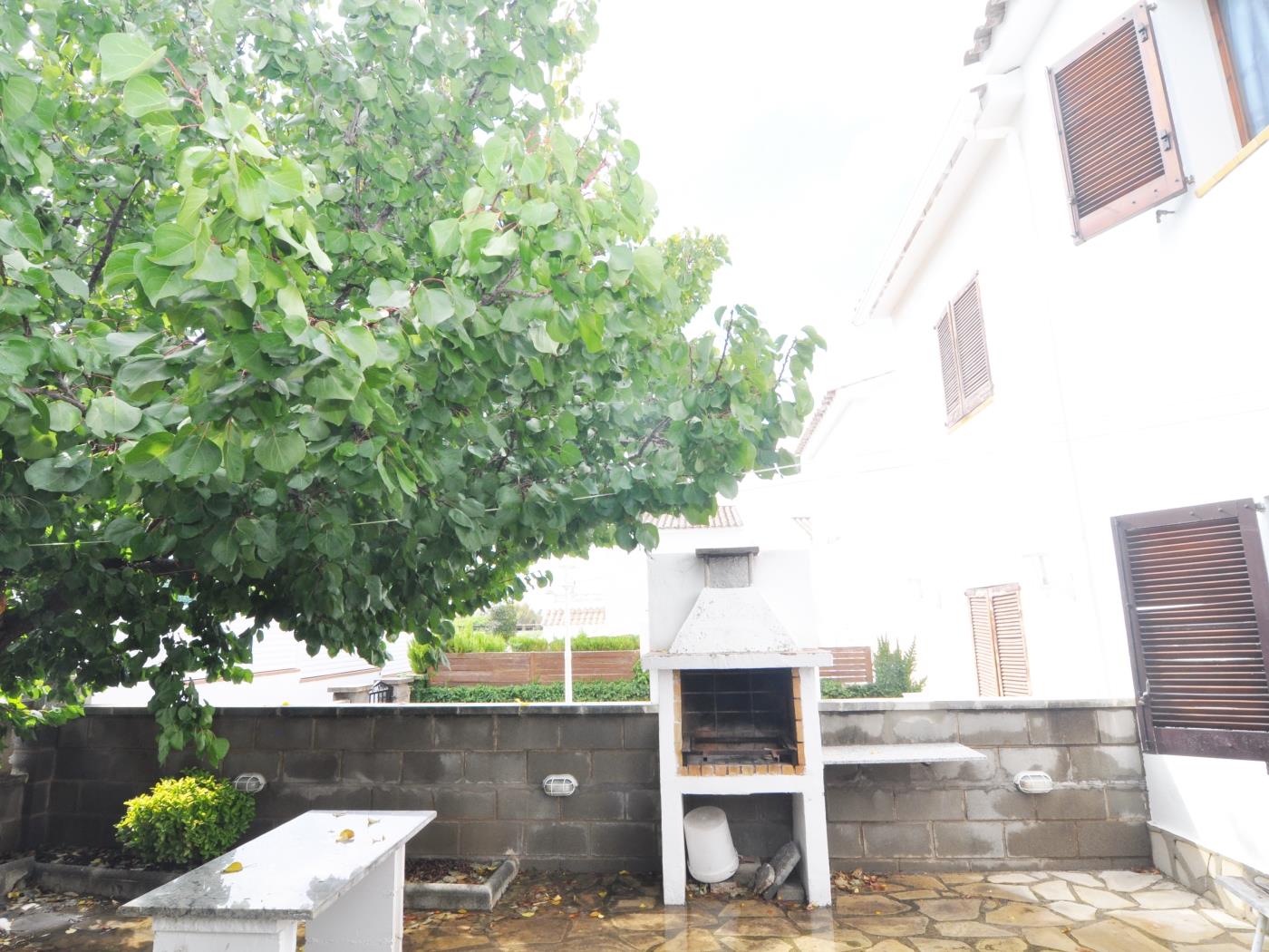 CASA CON PISCINA COMUNITARIA Y TENIS A 500 METROS DE LA PLAYA en l'Escala