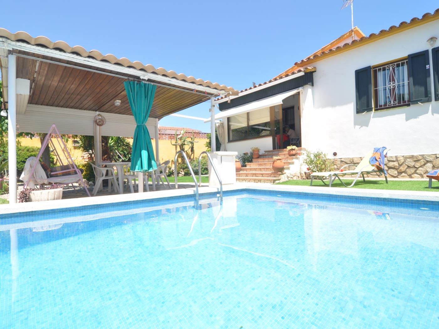 House with private pool to 500 metres from the beach. in l'Escala