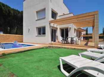 MIR: Large and very bright house in l'Escala for your holidays.