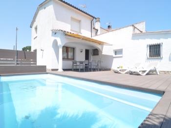 Spacious and beautiful house on the Costa Brava with swimming pool 4 x 2,5