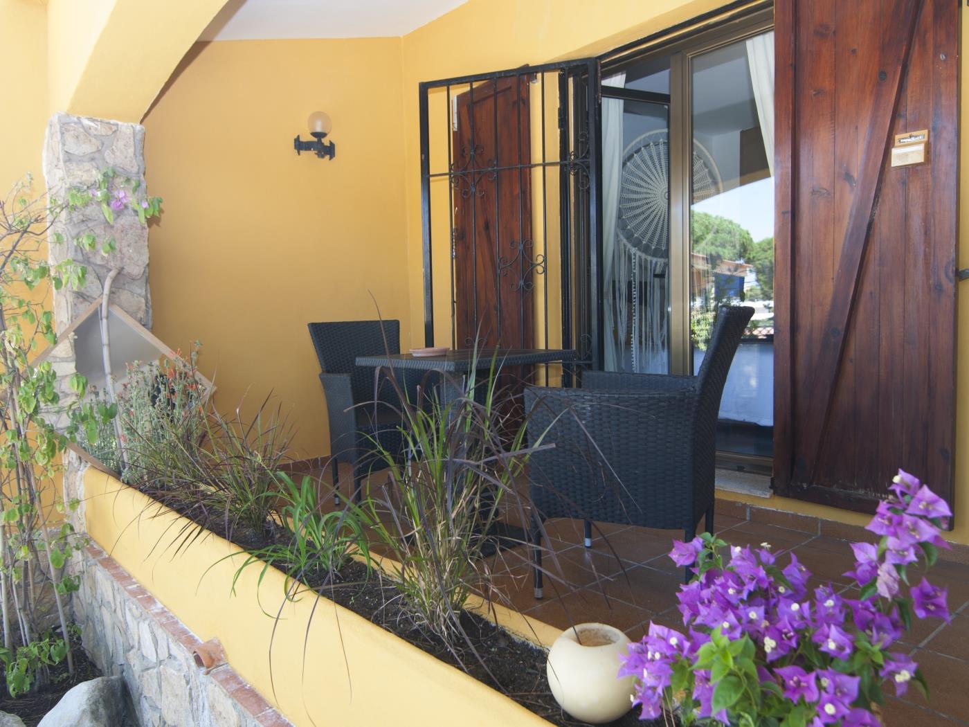 Casa con personalidad, gran jardín con diferentes espacios piscina priv. y wifi. en l'Escala