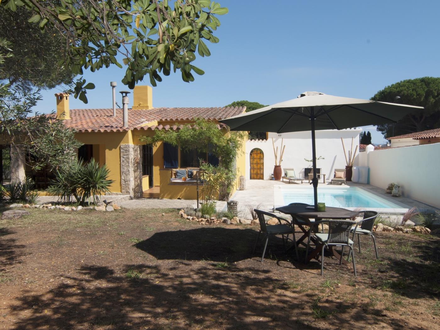 Casa con personalidad, gran jardín con diferentes espacios piscina priv. y wifi. en l'Escala