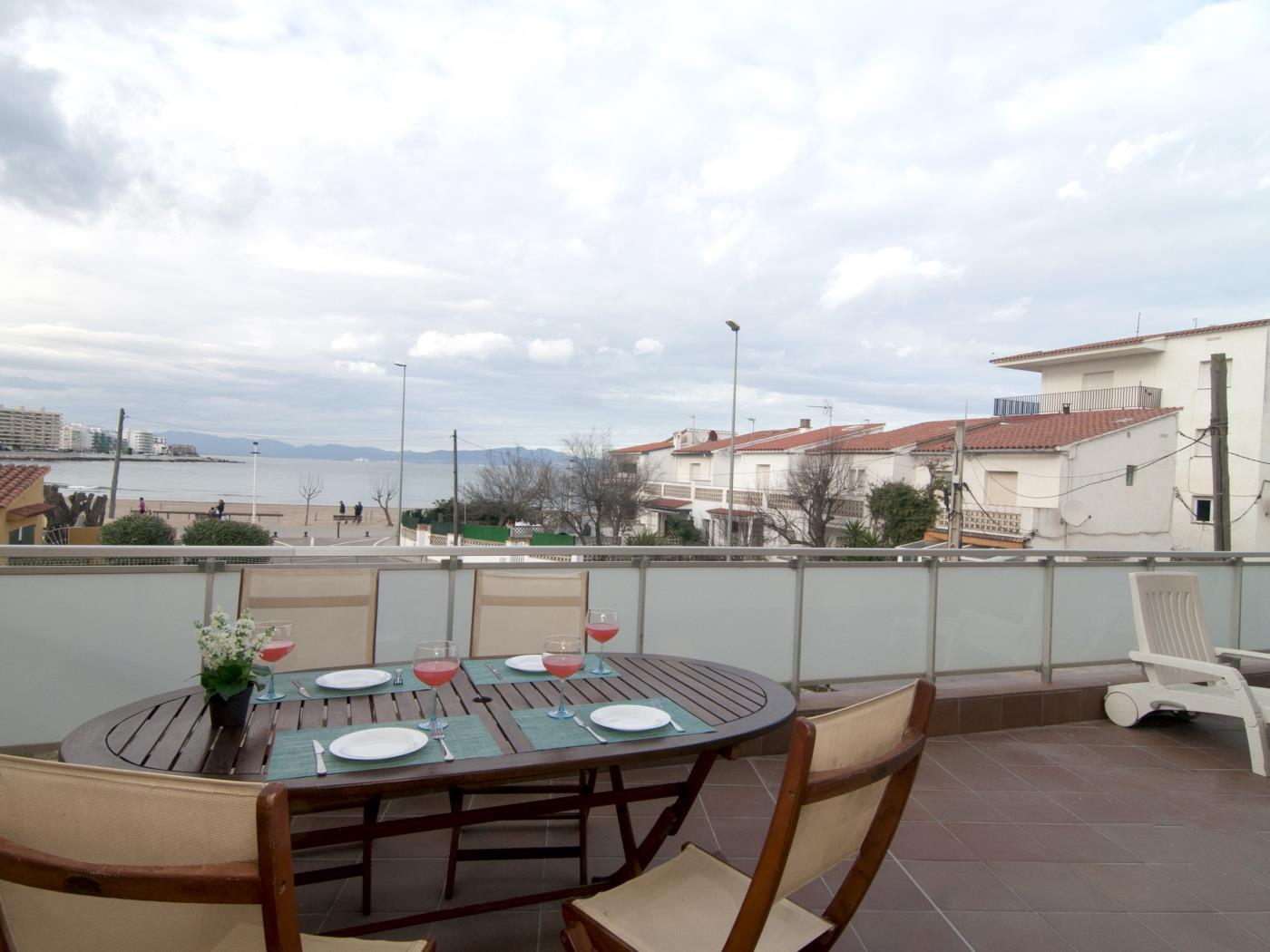 Bonito apartamento con gran terraza y vistas al mar en l'Escala