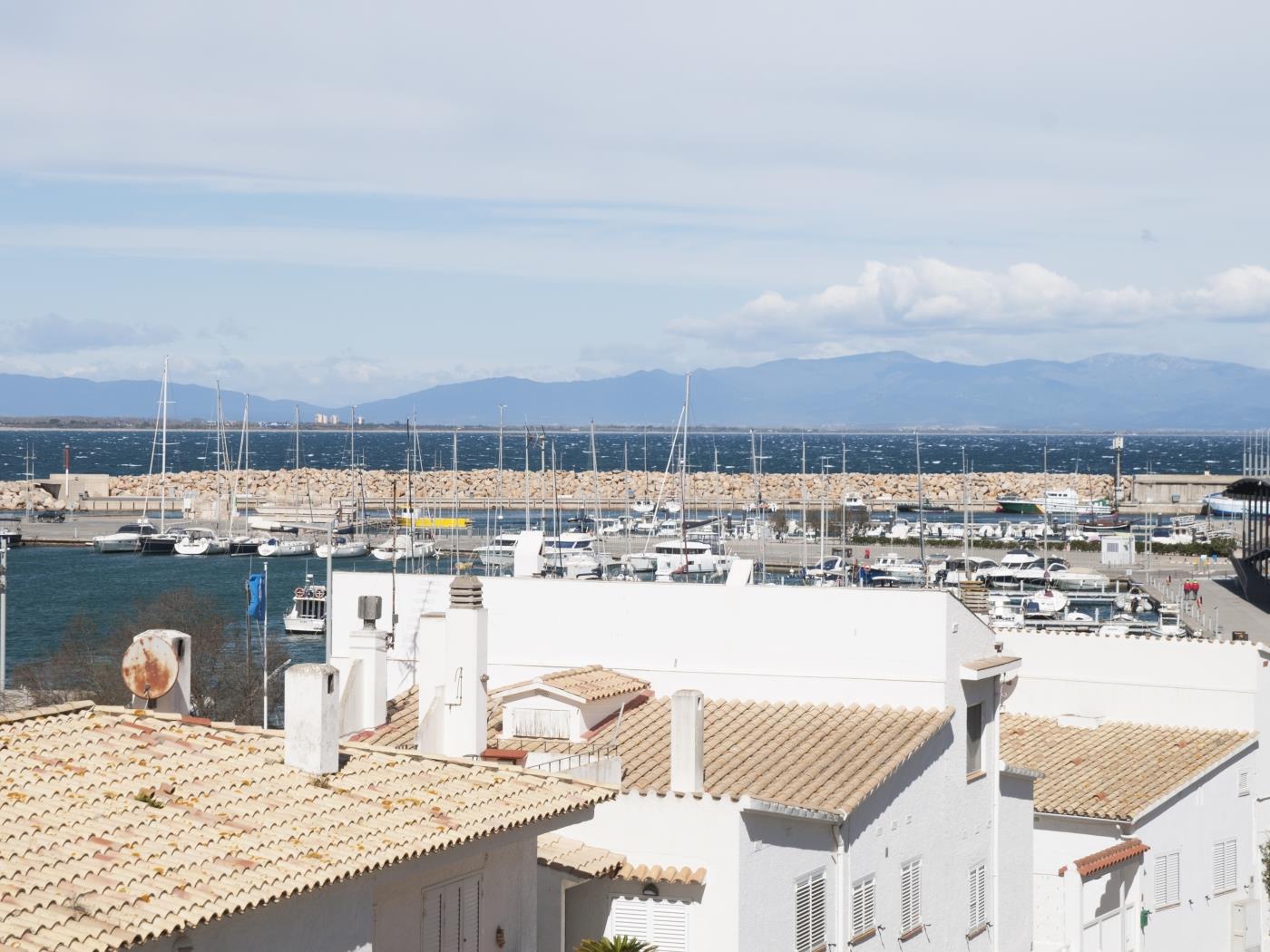 Luminoso apartamento al lado del puerto en l'Escala